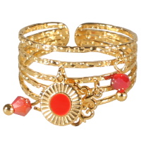 Bague multi rangs en acier doré avec pendants perles de couleur rouge, un trèfle à quatre feuilles surmonté d'un strass et une pastille ronde pavée d'émail de couleur rouge. Taille ajustable.