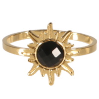 Bague en forme de soleil en acier doré surmontée d'une pierre de couleur noire. Taille ajustable.