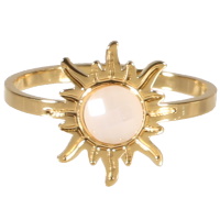 Bague en forme de soleil en acier doré surmontée d'une pierre de couleur blanche. Taille ajustable.