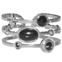 Bague triple rangs avec une étoile en acier argenté surmontée des trois cristaux de couleur noir et d'un cabochon ovale de couleur noir. Taille ajustable.