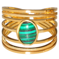 Bague multi rangs en acier doré surmontée d'un cabochon ovale en pierre d'imitation malachite. Taille ajustable.