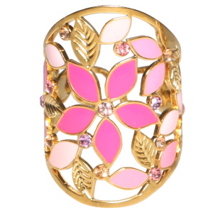 Bague en forme de fleurs avec feuilles en acier doré, pavée d'émail de couleur rose et de strass. Taille ajustable.