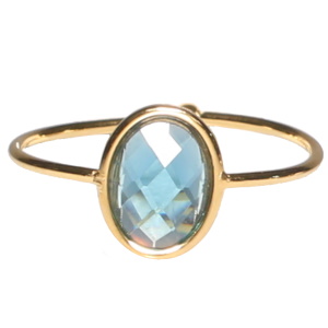 Bague en acier doré sertie clos d'un cristal de couleur bleu de forme ovale. Taille ajustable.