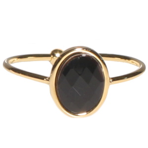 Bague en acier doré sertie clos d'un cristal de couleur noir de forme ovale. Taille ajustable.