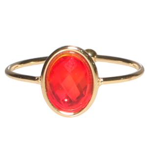 Bague en acier doré sertie clos d'un cristal de couleur rouge de forme ovale. Taille ajustable.