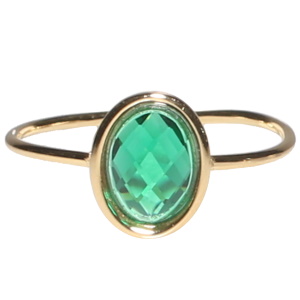 Bague en acier doré sertie clos d'un cristal de couleur vert de forme ovale. Taille ajustable.