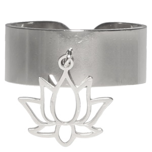 Bague avec fleur de lotus en acier argenté. Taille ajustable.