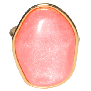 Bague en acier doré surmontée d'une pierre de couleur rose. Taille ajustable.