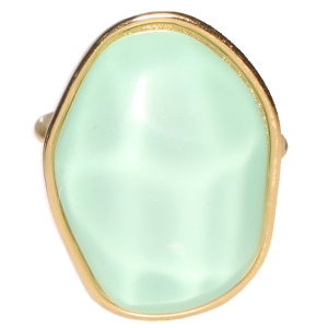 Bague en acier doré surmontée d'une pierre de couleur verte. Taille ajustable.