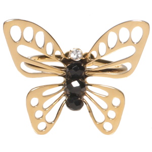 Bague en forme de papillon en acier doré surmontée de perles noires et d'un strass serti clos. Taille ajustable.