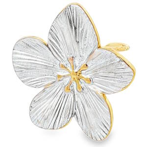 Sublime bague cocktail en acier doré, arborant un design floral raffiné. La finition bicolore argentée et dorée ajoute une touche d'élégance et de modernité. Cette bague unique est idéale pour rehausser votre style lors de vos événements spéciaux ou pour ajouter une touche de sophistication à votre tenue quotidienne. Taille ajustable.