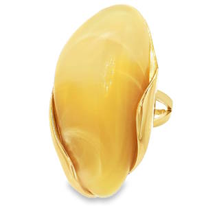 Cette bague est une véritable pièce d'affirmation, alliant un design organique audacieux à une couleur vibrante. Cette bague se distingue par son style moderne et sculptural. Elle arbore un imposant cabochon en résine d'un jaune intense, dont les nuances marbrées apportent de la profondeur et un aspect vitré captivant. La monture en acier inoxydable finition dorée épouse délicatement les courbes de la pierre. Sa structure ouverte à l'arrière permet de l'ajuster facilement à la taille de votre doigt, garantissant un confort optimal tout au long de la journée.