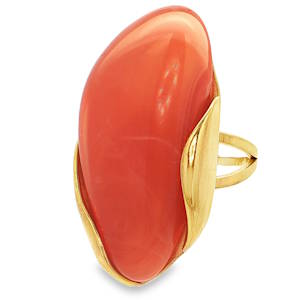 Cette bague présente un design audacieux et organique, alliant la force de l’acier à la douceur d’une pierre aux nuances vibrantes. C’est une pièce d’affirmation, idéale pour celles et ceux qui recherchent un bijou au caractère unique. Le centre de la bague est orné d’un imposant cabochon en résine. Sa forme bombée et irrégulière capte la lumière, révélant des nuances de rouge orangé profond et de corail. Sa structure ouverte à l'arrière permet de l'ajuster facilement à la taille de votre doigt, garantissant un confort optimal tout au long de la journée.