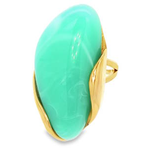 Cette bague est une véritable pièce d'affirmation, alliant un design organique audacieux à une couleur vibrante. Cette bague se distingue par son style moderne et sculptural. Elle arbore un imposant cabochon en résine d'un bleu turquoise intense, dont les nuances marbrées apportent de la profondeur et un aspect vitré captivant. La monture en acier inoxydable finition dorée épouse délicatement les courbes de la pierre. Sa structure ouverte à l'arrière permet de l'ajuster facilement à la taille de votre doigt, garantissant un confort optimal tout au long de la journée.