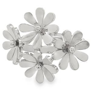 Cette bague se distingue par son design floral et volumineux. Elle est composée d'un assemblage harmonieux de quatre marguerites en acier inoxydable argenté, disposées de manière à recouvrir élégamment le dessus du doigt. Chaque fleur présente des pétales arrondis et polis, offrant une brillance éclatante qui capte la lumière à chaque mouvement. Taille ajustable.