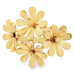 Cette bague se distingue par son design floral et volumineux. Elle est composée d'un assemblage harmonieux de quatre marguerites en acier inoxydable doré, disposées de manière à recouvrir élégamment le dessus du doigt. Chaque fleur présente des pétales arrondis et polis, offrant une brillance éclatante qui capte la lumière à chaque mouvement. Taille ajustable.