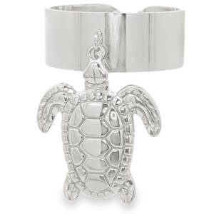 Cette bague en acier argenté originale allie un design moderne à une touche de fantaisie marine. L’originalité de ce bijou réside dans son charm en forme de tortue de mer, suspendu délicatement à l’anneau. Elle bouge au rythme de vos mouvements, apportant une dynamique ludique à votre main. La tortue présente des finitions soignées, avec une carapace texturée et des détails gravés sur les nageoires, créant un contraste saisissant avec le lissage de l'anneau. Sa structure est ajustable grâce à son ouverture discrète à l'arrière, ce qui permet de l'adapter facilement à différentes tailles de doigts.