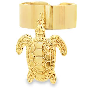 Cette bague en acier doré originale allie un design moderne à une touche de fantaisie marine. L’originalité de ce bijou réside dans son charm en forme de tortue de mer, suspendu délicatement à l’anneau. Elle bouge au rythme de vos mouvements, apportant une dynamique ludique à votre main. La tortue présente des finitions soignées, avec une carapace texturée et des détails gravés sur les nageoires, créant un contraste saisissant avec le lissage de l'anneau. Sa structure est ajustable grâce à son ouverture discrète à l'arrière, ce qui permet de l'adapter facilement à différentes tailles de doigts.