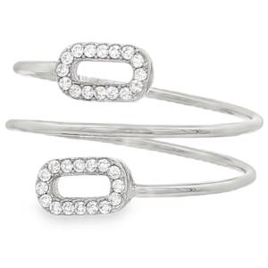 Cette bague en acier inoxydable argenté arbore un design résolument moderne et aérien. Son style minimaliste, alliant finesse et éclat, en fait un accessoire parfait pour sublimer une tenue quotidienne ou apporter une touche chic à une soirée. La bague se compose d'un corps fin et poli qui s'enroule délicatement autour du doigt sur plusieurs niveaux, créant un effet visuel de superposition très tendance. Les extrémités sont ornées de deux motifs ovales évidés, disposés de manière asymétrique pour un rendu dynamique minutieusement pavés de strass transparents qui capturent la lumière à chaque mouvement.