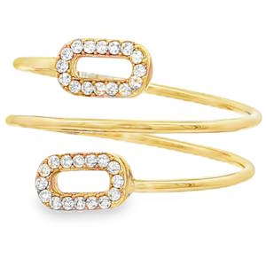 Cette bague en acier inoxydable doré arbore un design résolument moderne et aérien. Son style minimaliste, alliant finesse et éclat, en fait un accessoire parfait pour sublimer une tenue quotidienne ou apporter une touche chic à une soirée. La bague se compose d'un corps fin et poli qui s'enroule délicatement autour du doigt sur plusieurs niveaux, créant un effet visuel de superposition très tendance. Les extrémités sont ornées de deux motifs ovales évidés, disposés de manière asymétrique pour un rendu dynamique minutieusement pavés de strass transparents qui capturent la lumière à chaque mouvement.