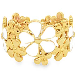 Apportez une touche de fraîcheur et de poésie à votre main avec cette bague imposante au design floral délicat. Conçue en acier inoxydable de haute qualité, elle allie la robustesse du métal à la finesse d'un bouquet printanier. La bague se compose d'une multitude de fleurs entrelacées de différentes tailles. Certaines fleurs sont rehaussées d'un émail blanc pur, offrant un contraste lumineux et moderne avec la finition dorée. Sa structure ouverte à l'arrière permet de l'ajuster facilement à la taille de votre doigt, garantissant un confort optimal tout au long de la journée.