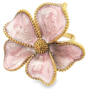 Apportez une touche de fraîcheur printanière et de sophistication à votre style avec cette magnifique bague cocktail en forme de fleur. Un bijou audacieux et poétique qui ne manquera pas d'attirer tous les regards. Chaque pétale est sublimé par un émail rose poudré aux reflets nacrés et marbrés, offrant de subtiles nuances de blanc et de rose qui capturent magnifiquement la lumière. La bague dispose d'un corps ajustable (ouvert à l'arrière), permettant de l'adapter parfaitement à toutes les morphologies de doigts.