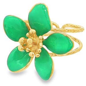 Apportez une touche de fraîcheur et de poésie à votre style avec cette magnifique bague ajustable en forme de fleur en acier doré. Conçue avec soin, elle associe l'éclat chaleureux d'une finition dorée à la douceur de l'émail pour un rendu à la fois romantique et résolument moderne. Les pétales sont recouverts d'un émail vert vif à la finition brillante et lisse, apportant une superbe note de couleur. Le cœur de la fleur est joliment texturé avec des pistils dorés en relief, captant magnifiquement la lumière. La bague dispose d'un corps ajustable (ouvert à l'arrière), permettant de l'adapter parfaitement à toutes les morphologies de doigts.