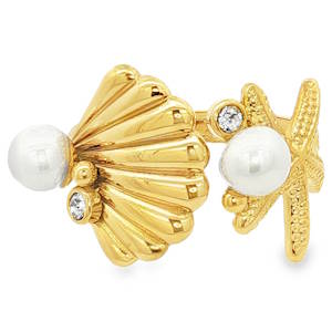 Cette élégante bague ouverte en acier inoxydable s'inspire de la beauté des fonds marins. Alliant la modernité du métal doré à la délicatesse d'éléments classiques, elle habille la main avec poésie et raffinement. La bague présente un design moderne de style Toi et Moi réinventé, où les deux extrémités se croisent délicatement sur le dessus du doigt. Son anneau ouvert permet de l'ajuster facilement à la taille souhaitée. D'un côté, un sublime motif de coquillage finement strié capte la lumière. Il est rehaussé à sa base d'une perle blanche nacrée et d'un petit strass scintillant. De l'autre côté, une étoile de mer à la texture subtilement perlée semble enlacer le doigt. Elle est également accompagnée d'une seconde perle blanche et d'un strass brillant pour un équilibre parfait.