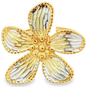 Apportez une touche de fraîcheur et de poésie à votre style avec cette superbe bague en forme de fleur. Alliant la robustesse de l'acier à la délicatesse de l'émail, ce bijou captivera tous les regards. La bague arbore une fleur épanouie à 5 pétales, finement travaillée. Chaque pétale est gravé de légères stries qui apportent du relief et une texture réaliste. L'intérieur des pétales est habillé d'un émail aux nuances argentées et nacrées, travaillé avec des effets de stries qui rappellent les nervures naturelles d'une fleur. La bague dispose d'un corps ajustable (ouvert à l'arrière), permettant de l'adapter parfaitement à toutes les morphologies de doigts.