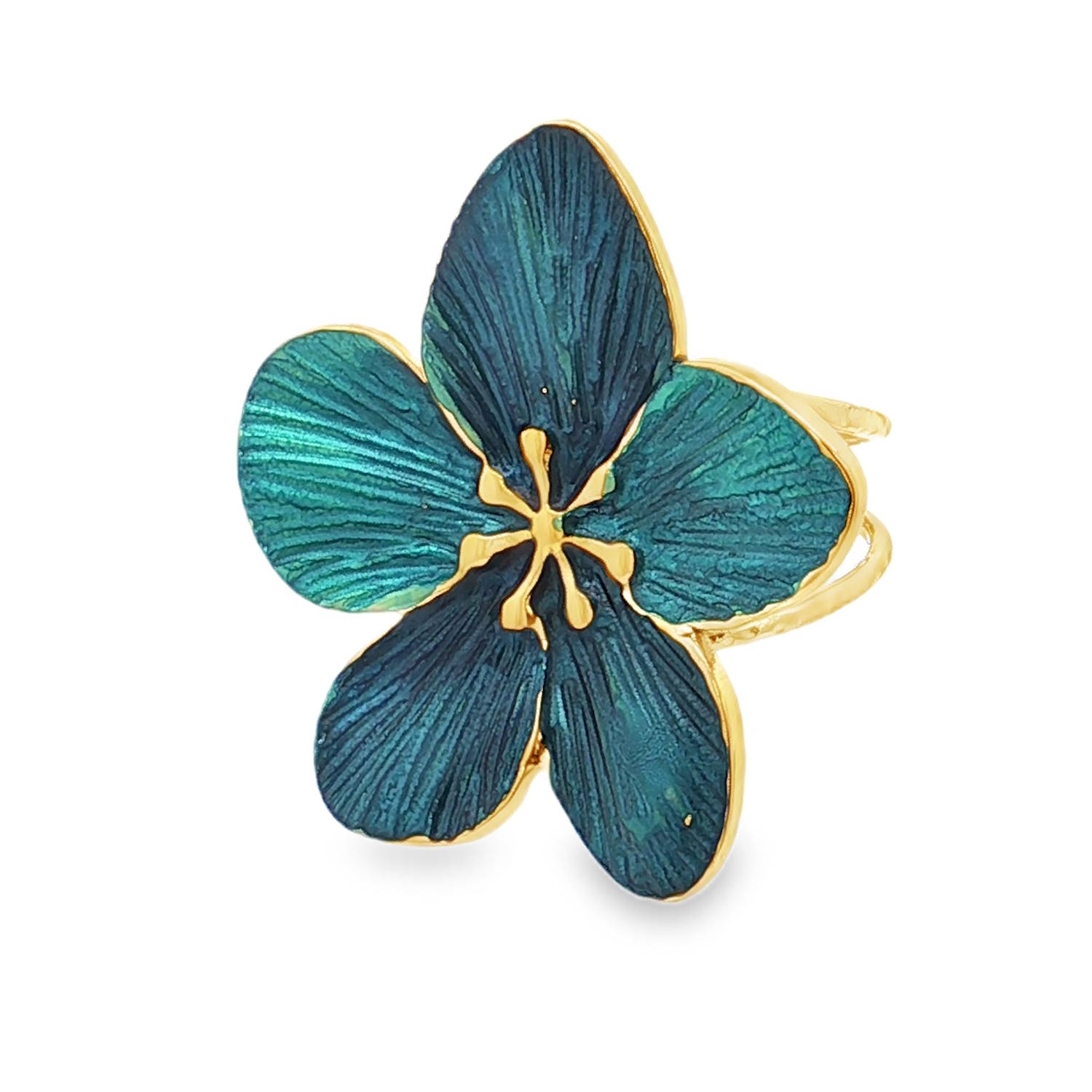 Arborez une élégance audacieuse avec cette bague cocktail, où l'éclat chaleureux de l'acier doré sert d'écrin à une fleur émaillée d'un bleu profond et mystérieux.<br/>Une pièce de joaillerie remarquable, synonyme de raffinement et de caractère, idéale pour sublimer vos tenues avec une touche de couleur sophistiquée.<br/>Taille ajustable. Adolescent Adulte Automne Femme Fille Fleurs Hiver Nature Arborez une élégance audacieuse avec cette bague cocktail, où l'éclat chaleureux de l'acier doré sert d'écrin à une fleur émaillée d'un bleu profond et mystérieux.<br/>Une pièce de joaillerie remarquable, synonyme de raffinement et de caractère, idéale pour sublimer vos tenues avec une touche de couleur sophistiquée.<br/>Taille ajustable. Adolescent Adulte Automne Femme Fille Fleurs Hiver Nature