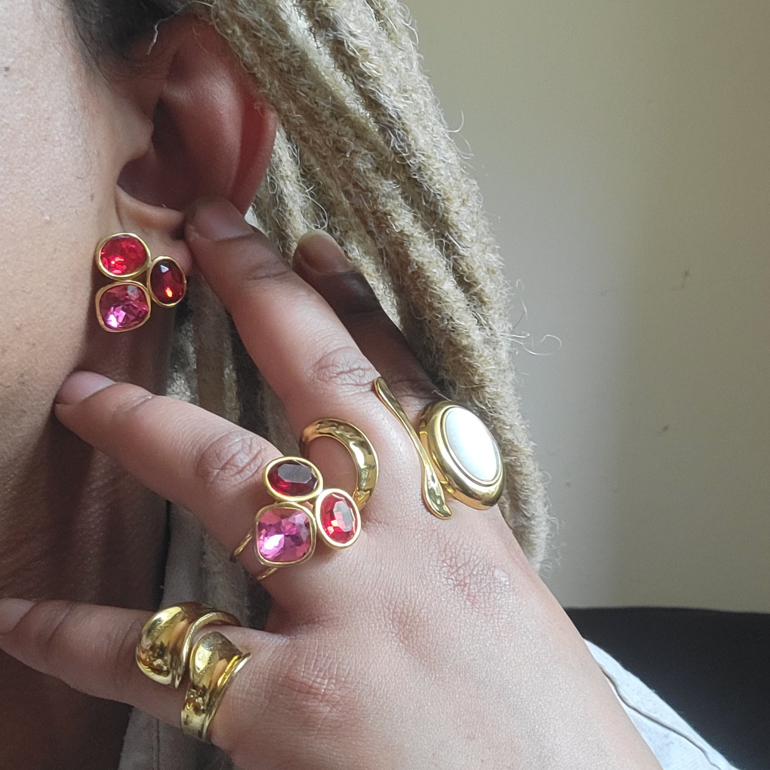 Sublime bague multi-pierres en acier doré, ornée de trois cristaux rouge et rose.<br/>Les cristaux taillés en cabochons ovales présentent une transparence absolue, une symétrie et un polissage de haute qualité.<br/>Le style de taille met en valeur la couleur intense et la composition exceptionnelle de ces pierres précieuses.<br/>Taille ajustable. Ovale Rond Strass Adolescent Adulte Automne Femme Fille Hiver Sublime bague multi-pierres en acier doré, ornée de trois cristaux rouge et rose.<br/>Les cristaux taillés en cabochons ovales présentent une transparence absolue, une symétrie et un polissage de haute qualité.<br/>Le style de taille met en valeur la couleur intense et la composition exceptionnelle de ces pierres précieuses.<br/>Taille ajustable. Ovale Rond Strass Adolescent Adulte Automne Femme Fille Hiver