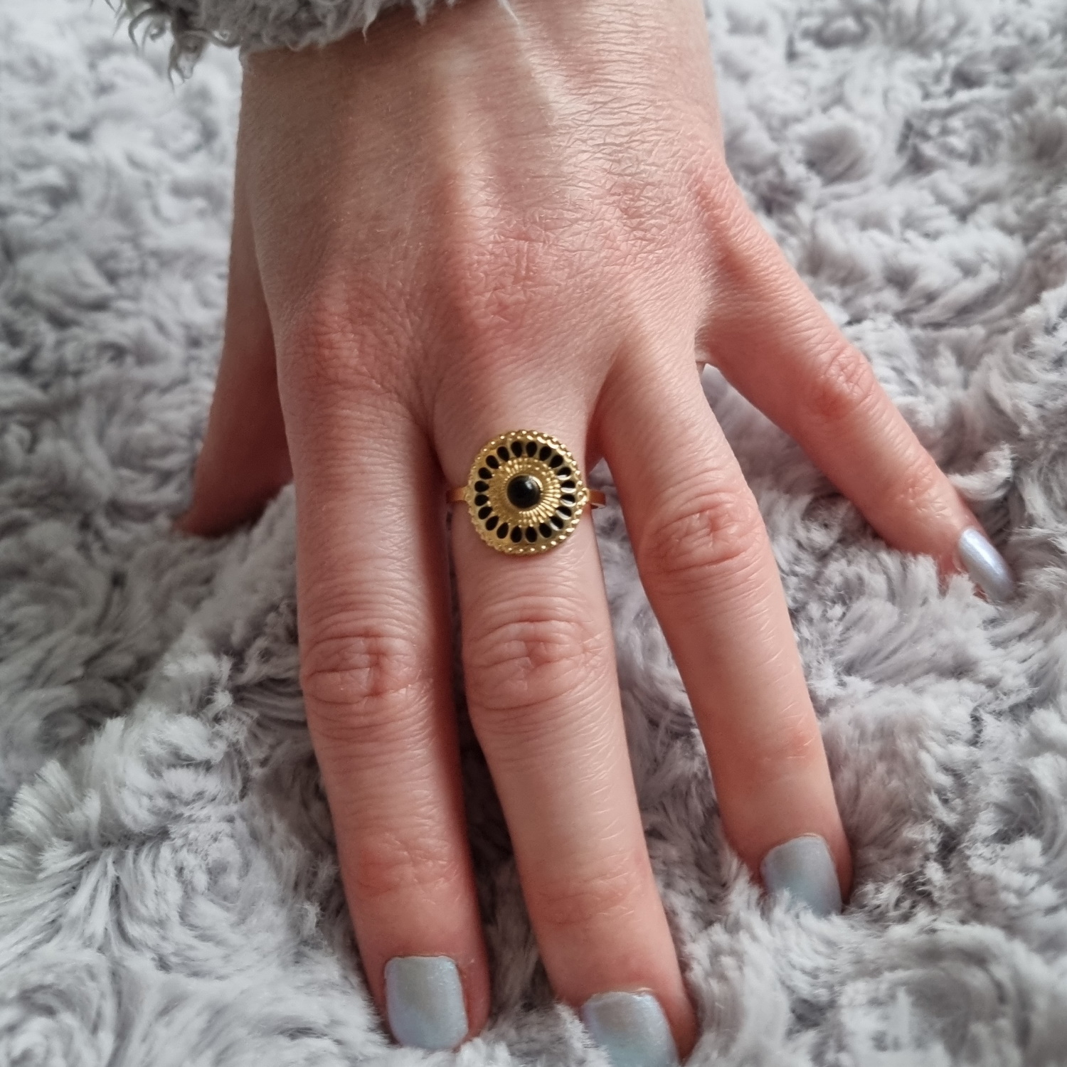 Bague en forme de fleur en acier doré pavée de pétales en émail de couleur noire surmontée d'une pierre de couleur noire.<br/>Taille ajustable. Rond Adolescent Adulte Femme Fille Fleurs Indémodable Bague en forme de fleur en acier doré pavée de pétales en émail de couleur noire surmontée d'une pierre de couleur noire.<br/>Taille ajustable. Rond Adolescent Adulte Femme Fille Fleurs Indémodable