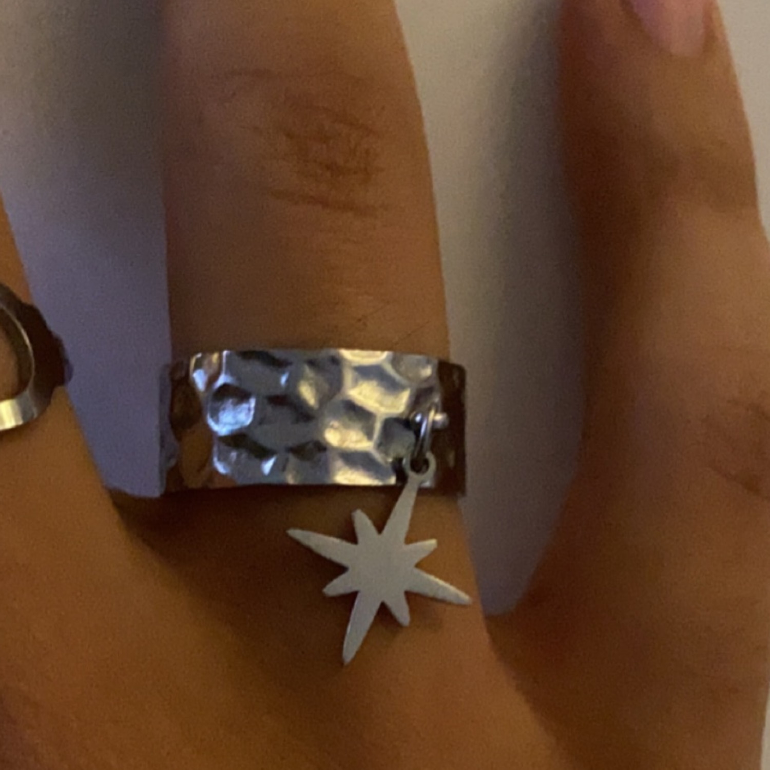 Bague avec un truc qui pend best sale