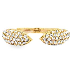 Cette bague ouverte en acier doré est ornée de strass ronds taille brillant. Son design moderne et épuré en fait un bijou idéal pour toutes les occasions. La monture met en valeur l'éclat des diamants, créant un effet lumineux et sophistiqué. Un ajout élégant à votre collection de bijoux. Taille ajustable.
