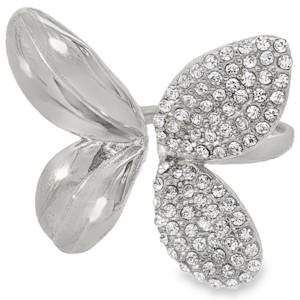 Arborez une élégance audacieuse avec cette bague cocktail, sculptée en acier argenté rayonnant. Son design papillon, serti de strass taille brillant, évoque un jardin secret illuminé par le soleil. Cette pièce unique, reflet d'un savoir-faire exceptionnel, sublimera votre main d'une touche de luxe et de sophistication. Taille ajustable.