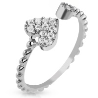 Bague anneau pour main ou orteils de pied en métal argenté surmontée d'un cristal serti clos et d'un cœur pavé de strass. Taille ajustable.