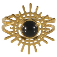 Bague avec rayons en acier doré surmontée d'une pierre de couleur noire. Taille ajustable.