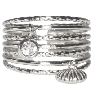 Bague multi rangs avec un pendant coquillage en acier argenté et un pendant serti clos d'un strass. Taille ajustable.