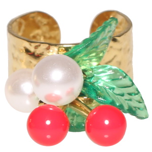 Bague martelée en acier doré avec des perles d'imitation, des feuilles en plastique vert et des cerises en acier doré pavées d'émail de couleur. Taille ajustable.