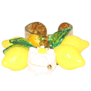 Bague martelée en acier doré avec des citrons, feuilles et fleurs en plastique de couleur. Taille ajustable.