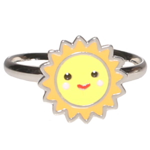 Bague pour enfants en acier argenté avec un soleil pavé d'émail de couleur. Taille ajustable.