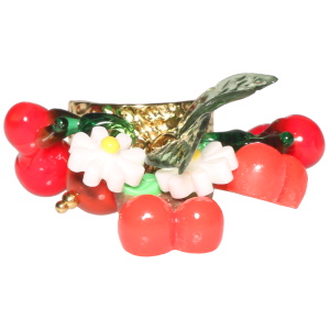 Bague martelée en acier doré avec des cerises, des fleurs et des perles en plastique de couleur. Taille ajustable.