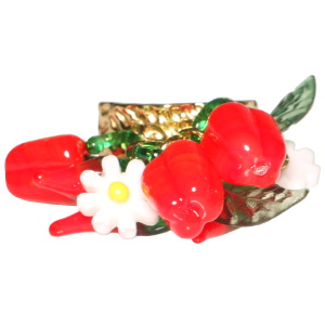 Bague martelée en acier doré avec des piments, poivrons et fleurs de couleur. Taille ajustable.