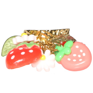 Bague martelée en acier doré avec des fraises et fleurs de couleur. Taille ajustable.