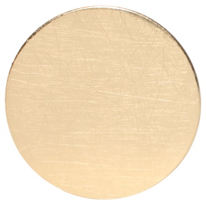 Bague surmontée d'une pastille ronde rayée en acier inoxydable doré. Taille ajustable.