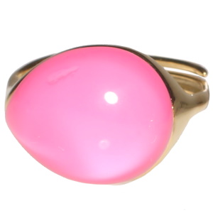 Bague en acier inoxydable doré surmontée d'un cristal rose d'imitation. Taille ajustable.