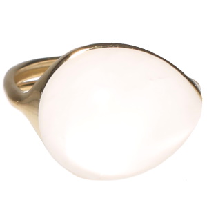 Bague en acier inoxydable doré surmontée d'un cristal d'imitation. Taille ajustable.