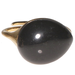Bague en acier inoxydable doré surmontée d'un cristal noir d'imitation. Taille ajustable.
