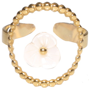 Bague en acier inoxydable doré surmontée d'une fleur en nacre d'imitation. Taille ajustable.