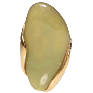 Bague en acier doré sertie d'une pierre de couleur verte kaki. Taille ajustable.